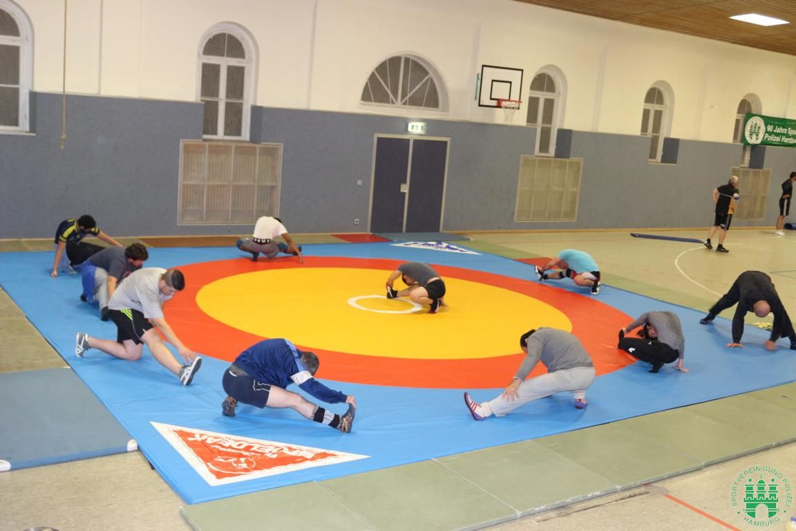 Ringermannschaft der SV Polizei beim Matten-Training
